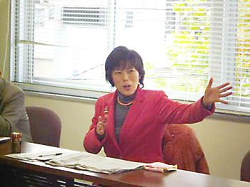 靴工組合後援会で発言する田村さん
