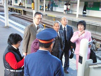 【06.12.27】西武線駅を笠井亮衆院議員と利用者とともに調査